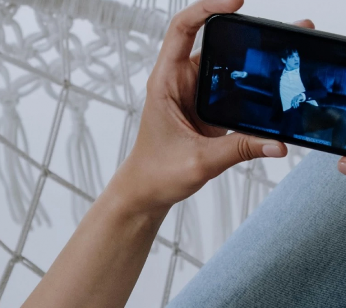 "Speed-watching": qué dice la ciencia sobre ver videos o audios acelerados y la atención