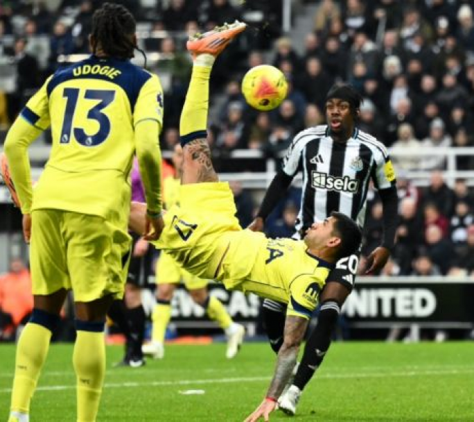 "El Cuti" la rompió: agónica chilena de Cristian Romero selló un 2-2 inolvidable en Newcastle