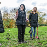 Marcha invisible en Alemania: la tendencia de pasear perros que no existen