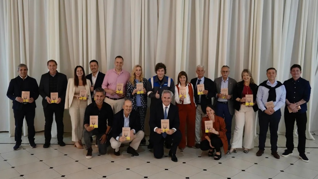 Asado, arenga y libros: Javier Milei reunió a su Gabinete en Olivos para blindar el equipo rumbo al 2026