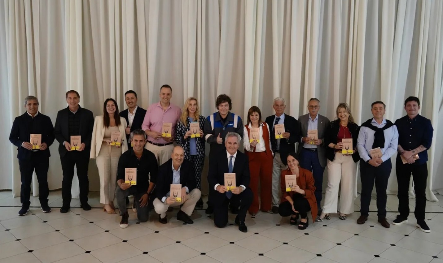 Asado, arenga y libros: Javier Milei reunió a su Gabinete en Olivos para blindar el equipo rumbo al 2026