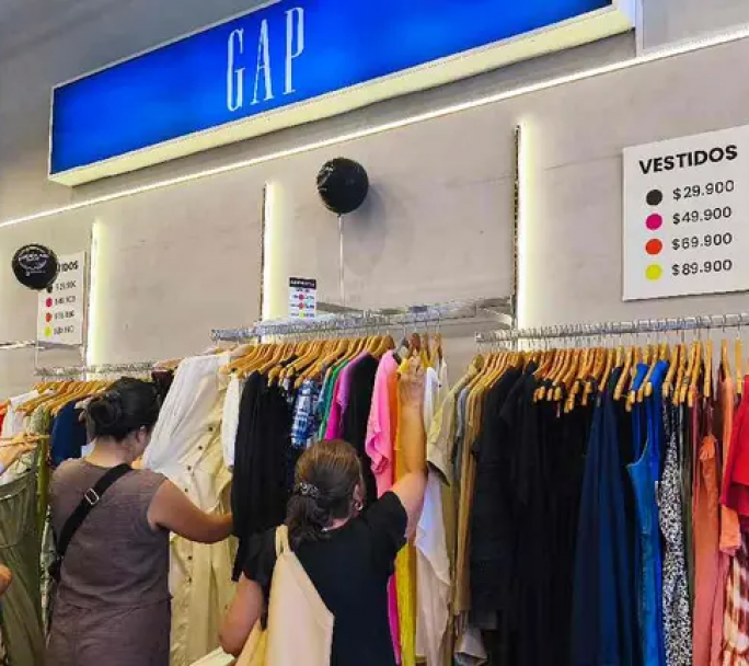 Outlet porteño ofrece ropa importada de marca a precios sorprendentes