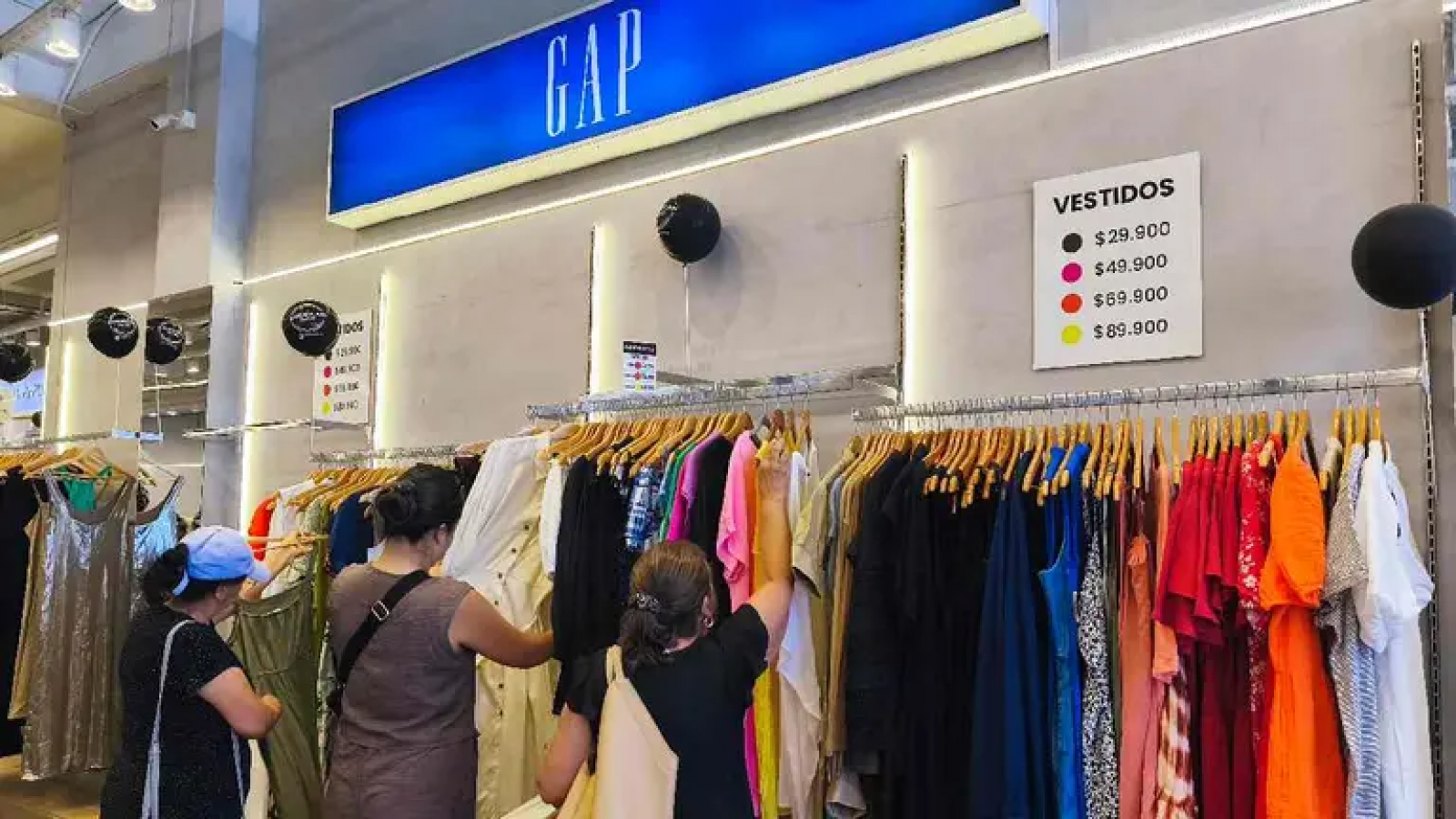 Outlet porteño ofrece ropa importada de marca a precios sorprendentes