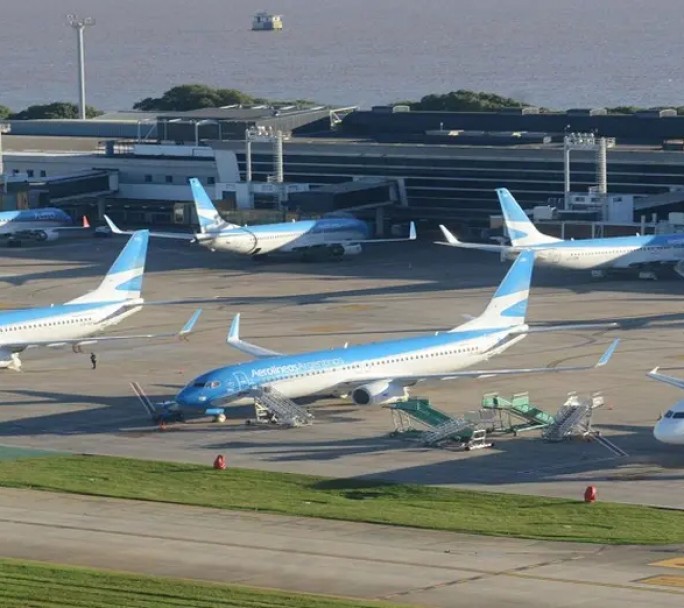 Cómo está Aeroparque, luego de que se derritiera una de sus pistas por el calor extremo