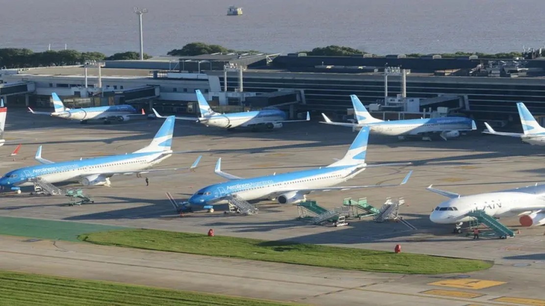 Cómo está Aeroparque, luego de que se derritiera una de sus pistas por el calor extremo