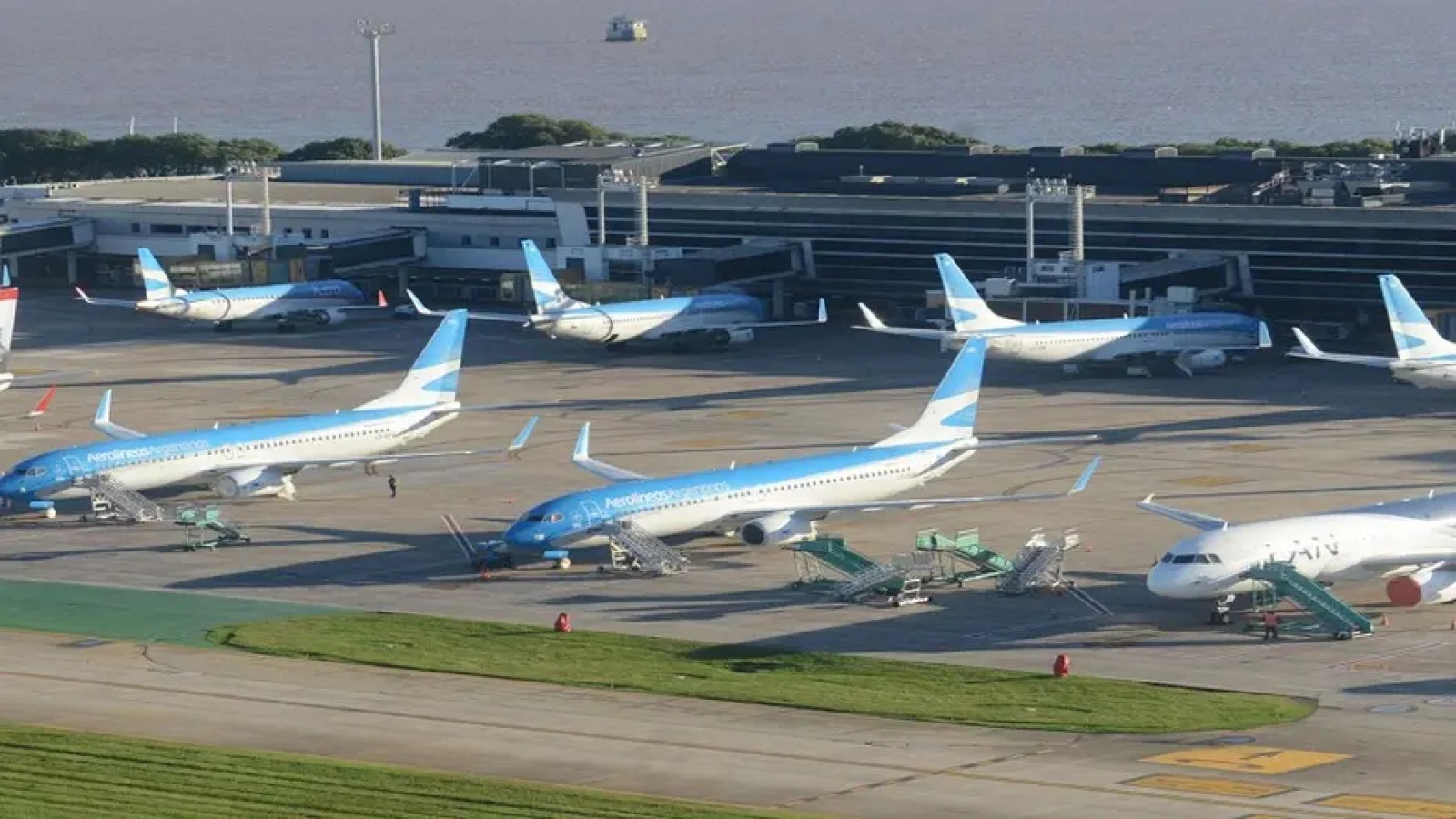 Cómo está Aeroparque, luego de que se derritiera una de sus pistas por el calor extremo