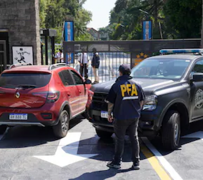 Tensión: Faroni quiso desechar un teléfono al ser interceptado por la Policía