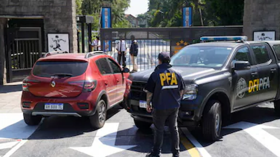 Tensión: Faroni quiso desechar un teléfono al ser interceptado por la Policía