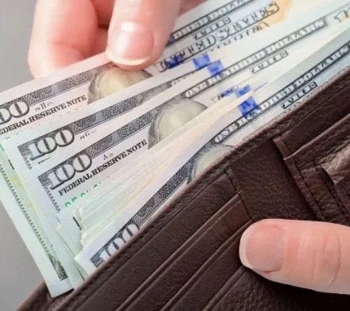 El Dólar en el techo de la banda: El BCRA compra sus primeros divisas pero la presión no cede