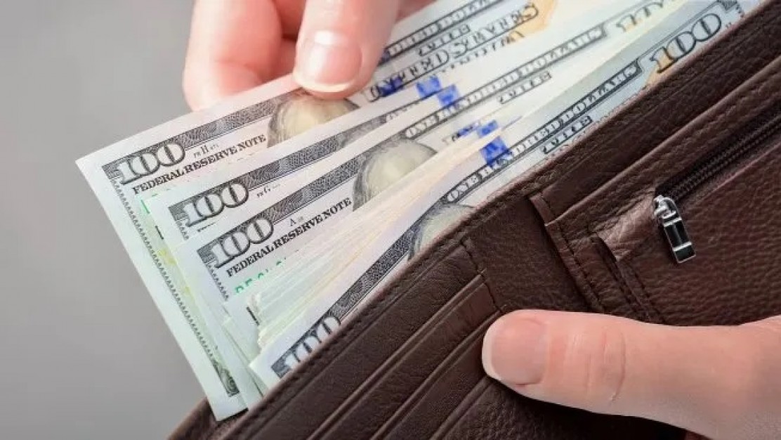 El Dólar en el techo de la banda: El BCRA compra sus primeros divisas pero la presión no cede