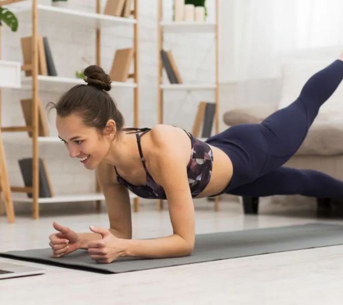 Adiós a los propósitos imposibles: por qué los "micro-movimientos" son la nueva forma de activarte este 2026