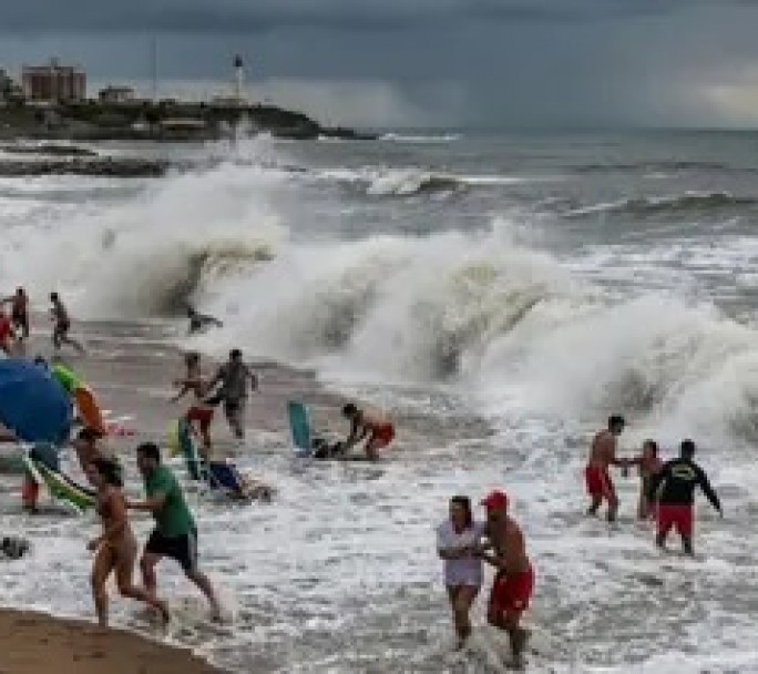 Una "ola gigante" sorprendió en la costa bonaerense y dejó un muerto
