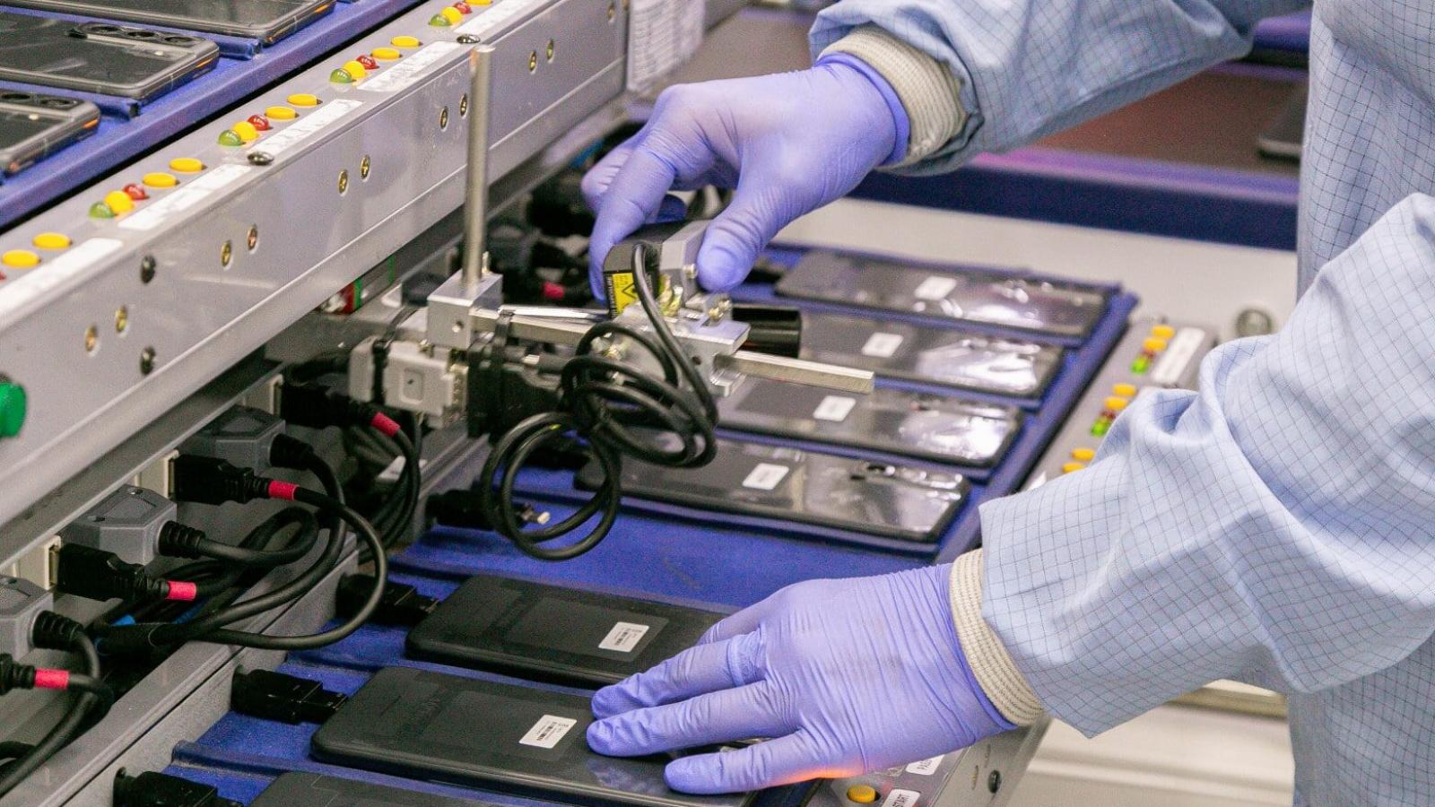 El arancel cero a celulares de Milei amenaza miles de puestos de trabajo en Tierra del Fuego