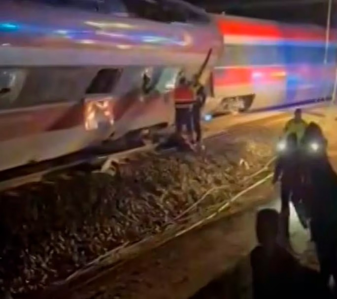 Catástrofe ferroviaria en España: 39 muertos tras el choque de dos trenes de alta velocidad