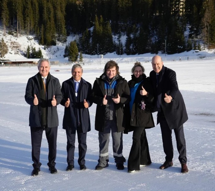 Milei ya está en el país tras su paso por Davos y la firma del "Consejo de Paz"