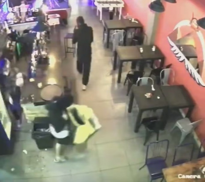 El disfraz del "delivery": robos relámpago en un bar de Caseros y ataque a nenes en Posadas