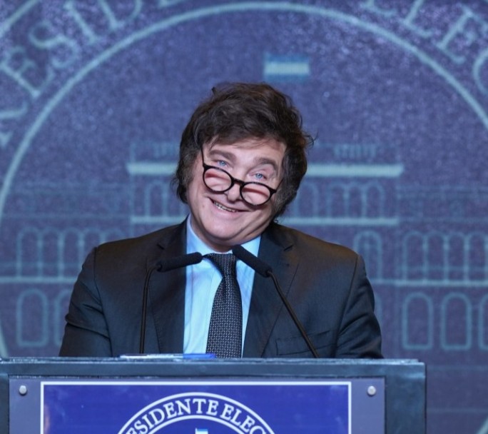 Radiografía de la confianza: Milei cae levemente en febrero pero retiene un apoyo histórico superior al de Macri