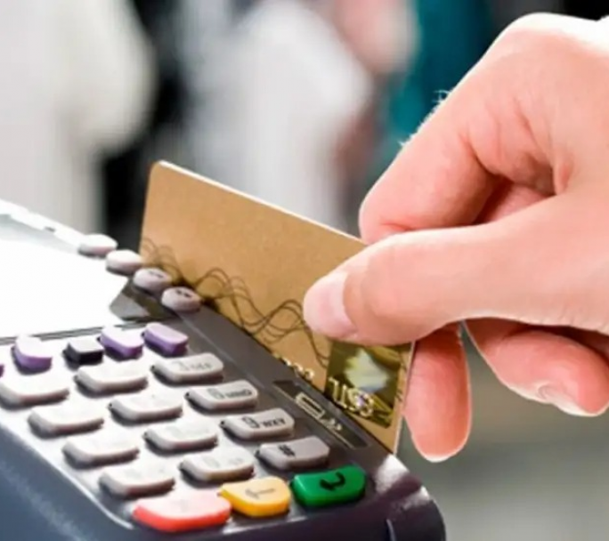 El Banco Central fija un nuevo límite a los intereses de tarjetas no bancarias