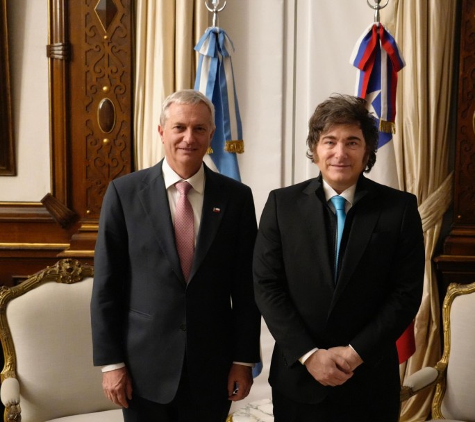 Milei llegó tarde a la asunción de Kast y se canceló encuentro bilateral