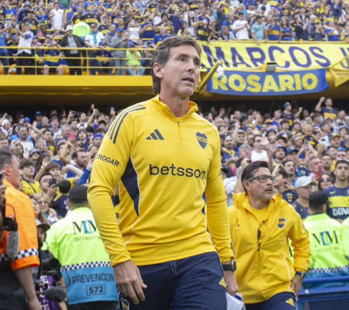 Boca: hinchas estallaron tras el cambio de Bareiro y el DT evitó dar explicaciones