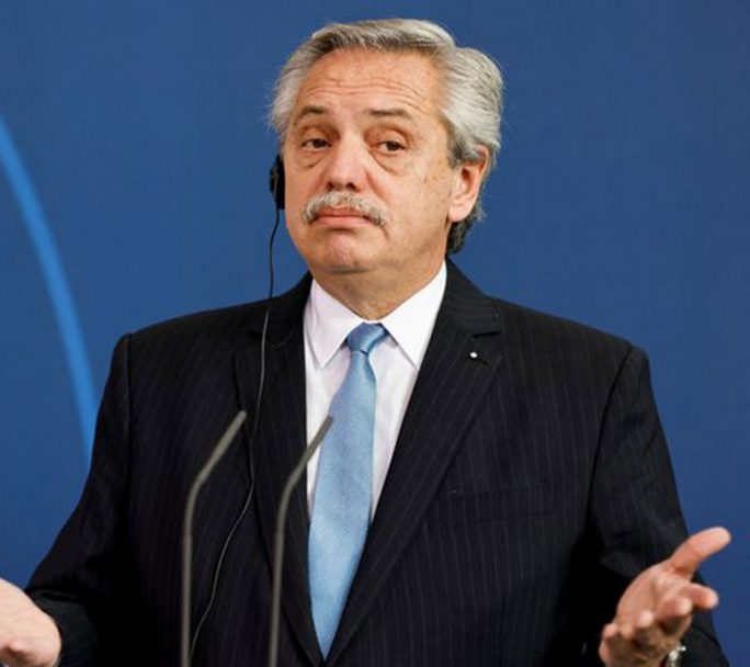 Alberto Fernández cruzó al Gobierno y apuntó contra Milei y Adorni