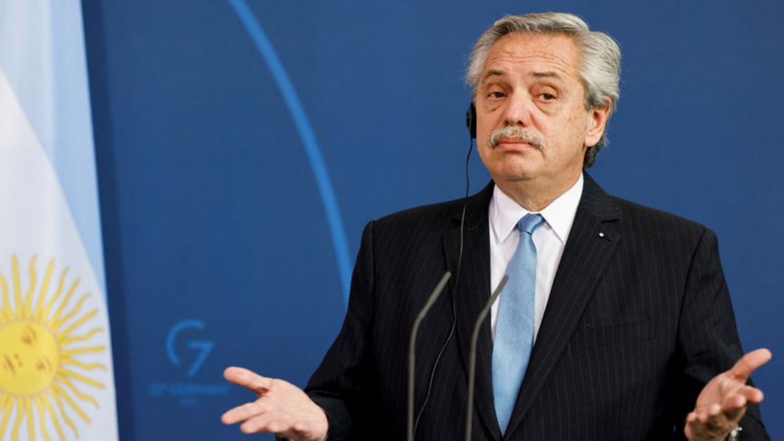 Alberto Fernández cruzó al Gobierno y apuntó contra Milei y Adorni