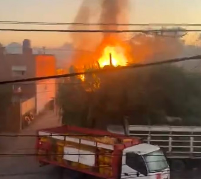 Infierno en Merlo: Se incendia un depósito de garrafas y hay explosiones en cadena