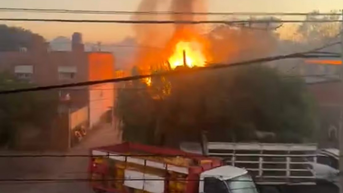 Infierno en Merlo: Se incendia un depósito de garrafas y hay explosiones en cadena