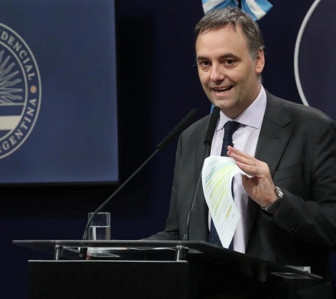 El "Vuelo del Amigo": El piloto confirmó que el periodista de la TV Pública pagó el traslado de Adorni