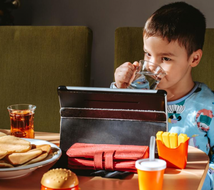 Comer en familia sin pantallas: el hábito que mejora la salud y el rendimiento escolar