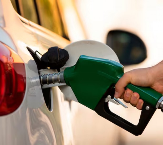 Aumento de la nafta: cuánto sale llenar el tanque hoy en CABA