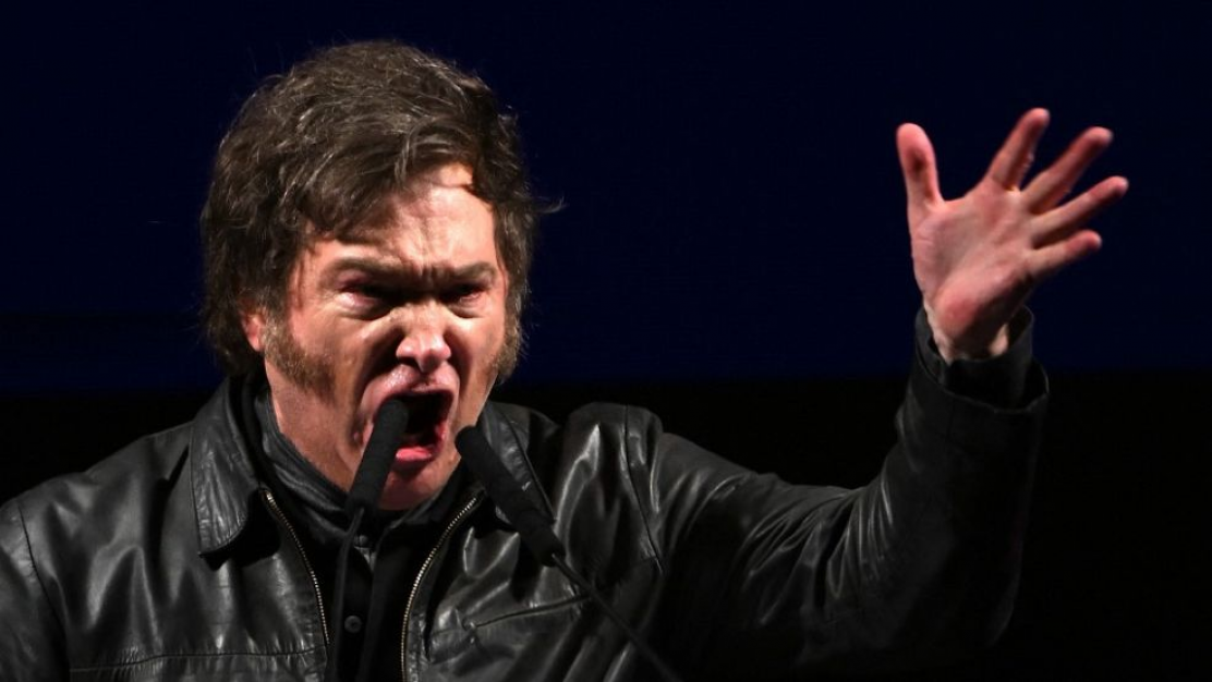 Milei tensiona con la prensa: habla de "espionaje ruso" y avanza contra medios acreditados