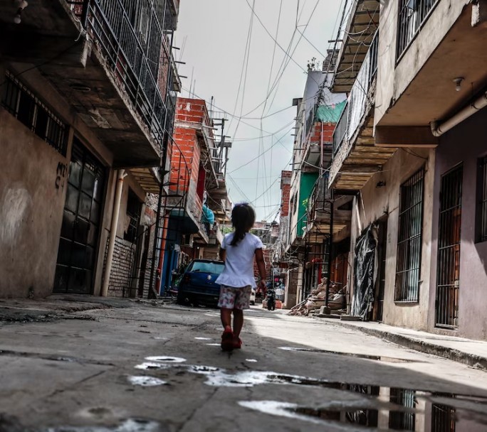 La pobreza infantil bajó al 53,6%, pero la inseguridad alimentaria sigue siendo crítica