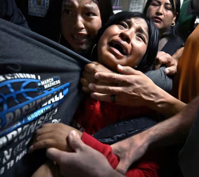 La desgarradora imagen de una familia separada por el ICE gana el World Press Photo 2026