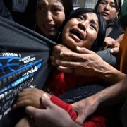 La desgarradora imagen de una familia separada por el ICE gana el World Press Photo 2026