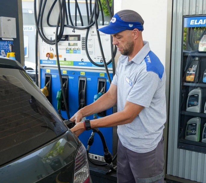El consumo de combustible no arranca: cayó casi un 2% en marzo y el uso particular es el más afectado