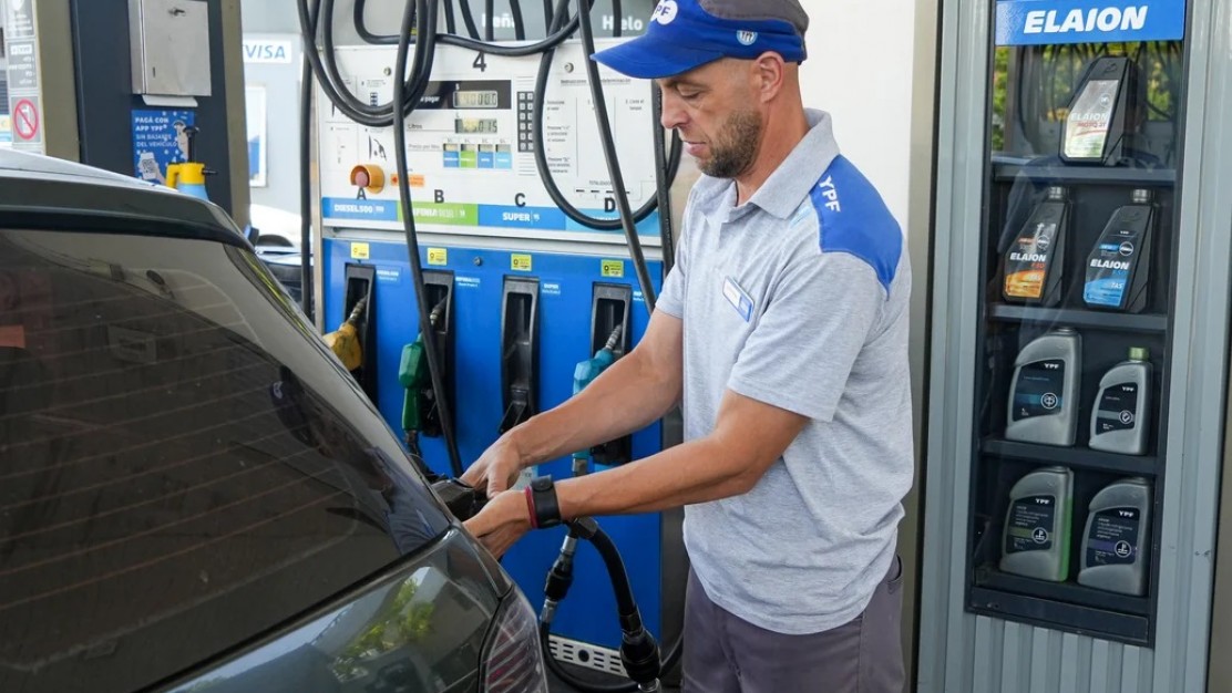 El consumo de combustible no arranca: cayó casi un 2% en marzo y el uso particular es el más afectado