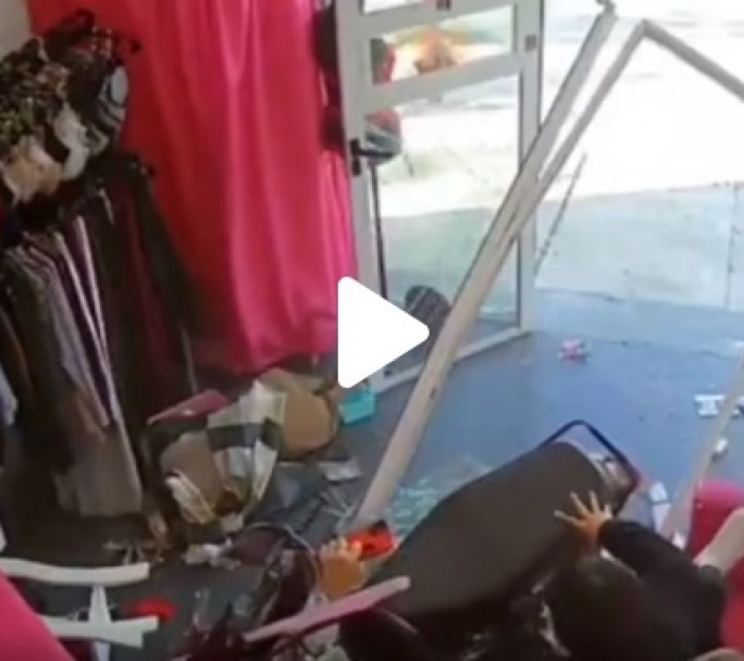 Dos menores en moto se incrustraron en un local de lencería