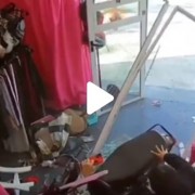 Dos menores en moto se incrustraron en un local de lencería