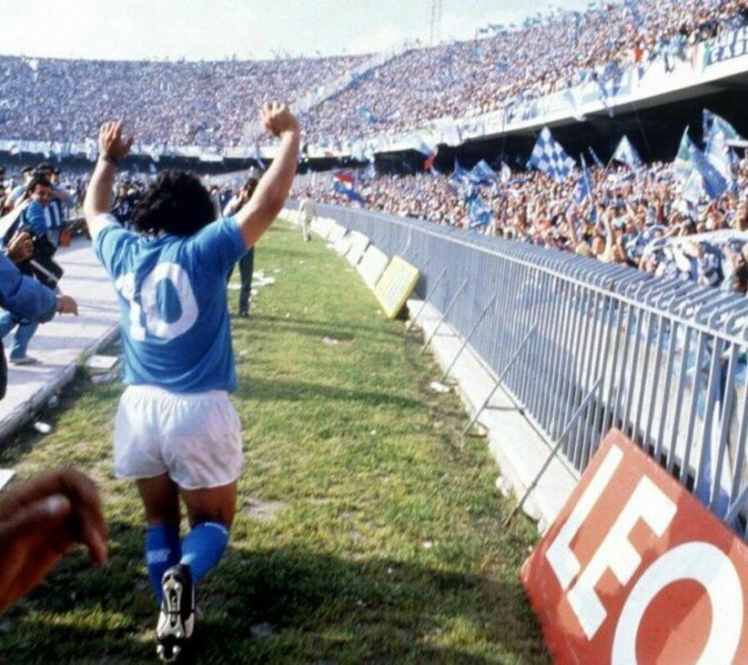 El estadio de Napoli fue rebautizado como "Diego Armando Maradona"