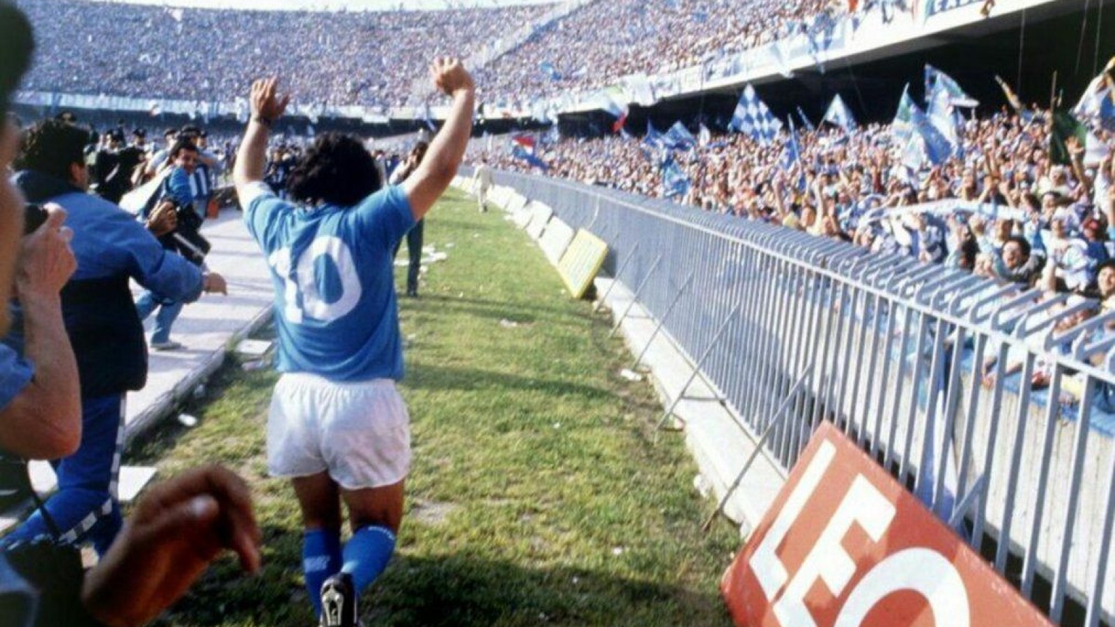 El estadio de Napoli fue rebautizado como "Diego Armando Maradona"