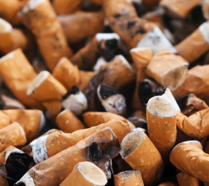 Aplicarán multas de hasta 15 mil pesos por arrojar colillas de cigarrillos en la calle