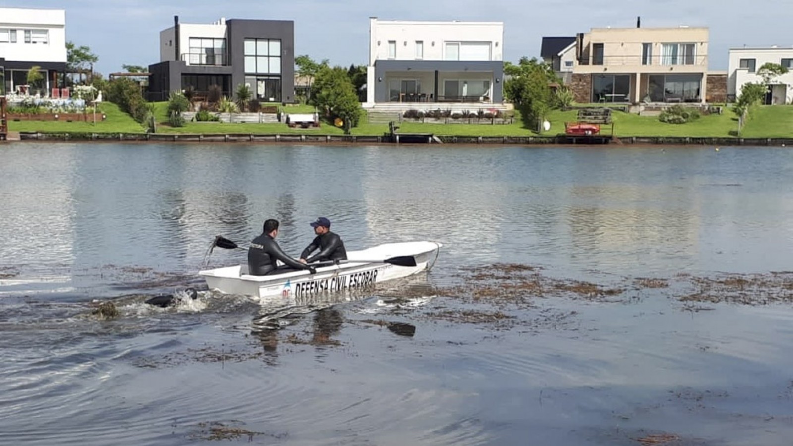 Sigue la búsqueda del joven que ingresó con su kayak a un lago artificial