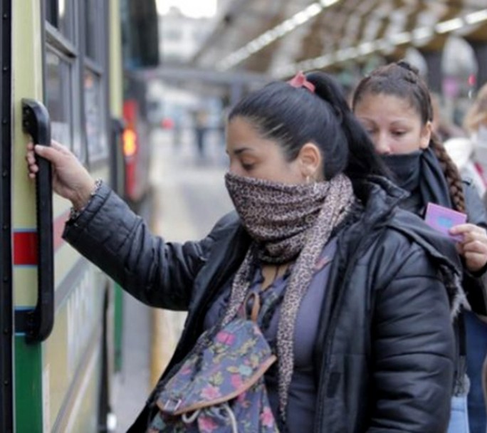 Autorizan al personal en casas particulares a viajar en transporte público en el AMBA