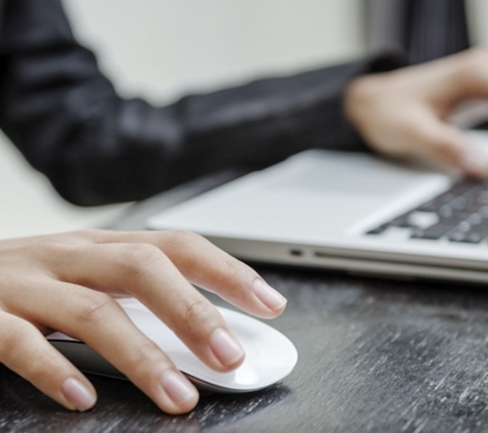 Seis de cada diez estudiantes de familias de bajos ingresos no tienen computadoras en su casa