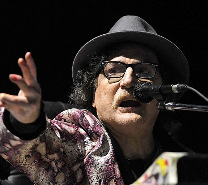 Sale a la venta un vinilo del recordado "Unplugged" de Charly García en MTV