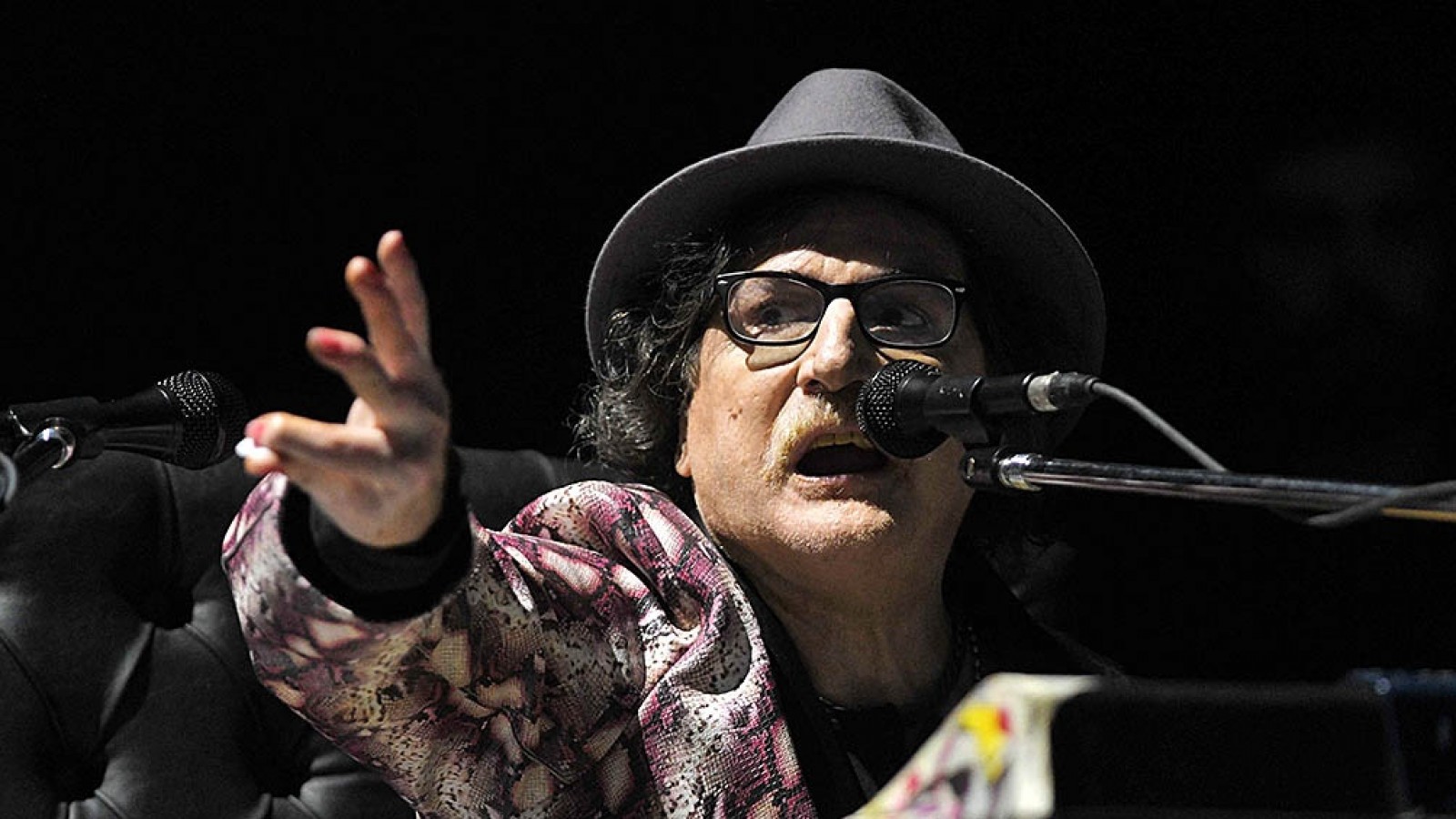 Sale a la venta un vinilo del recordado "Unplugged" de Charly García en MTV