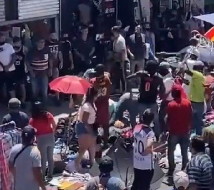 Batalla campal entre manteros y comerciantes en el barrio de Flores
