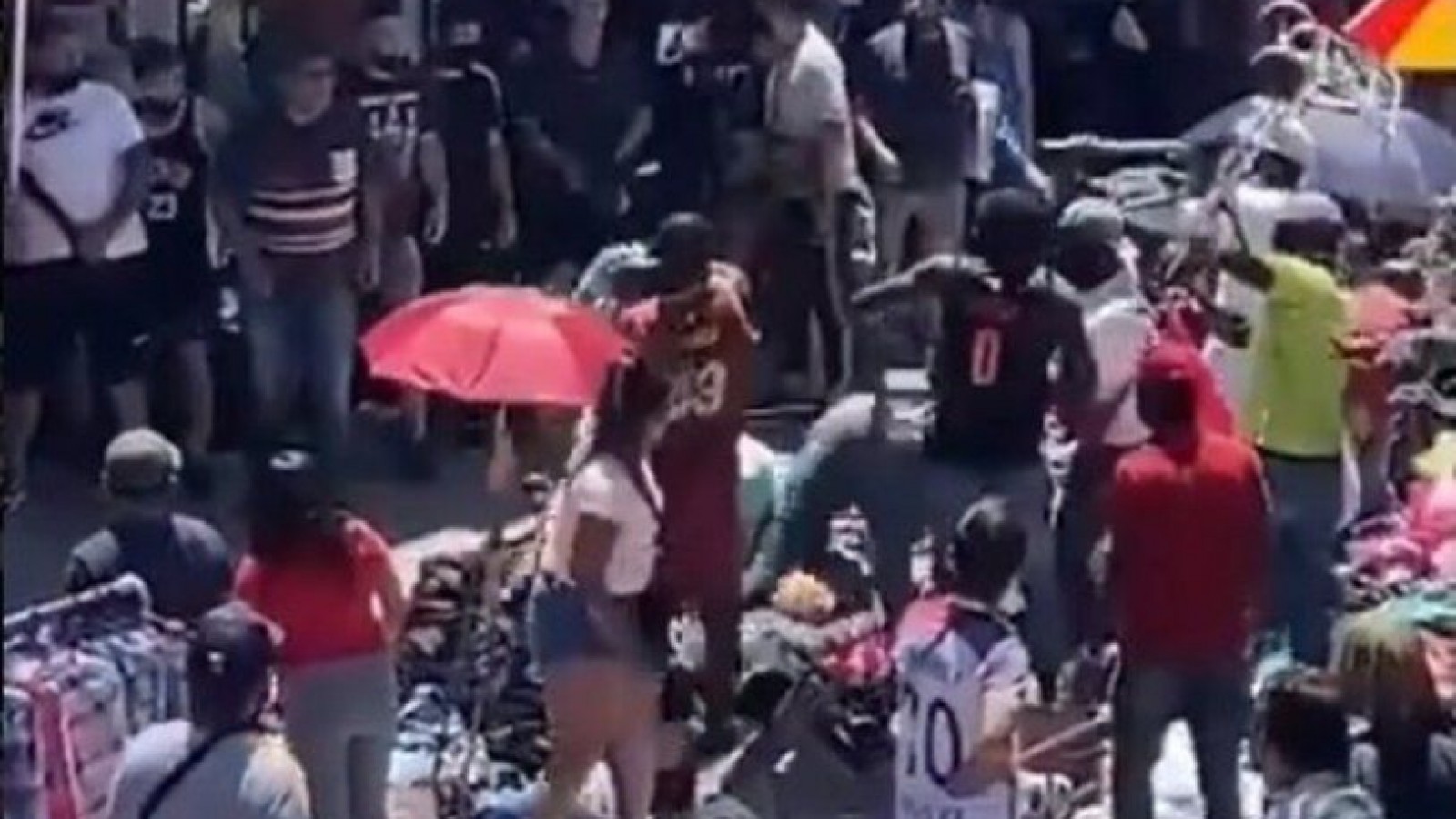 Batalla campal entre manteros y comerciantes en el barrio de Flores