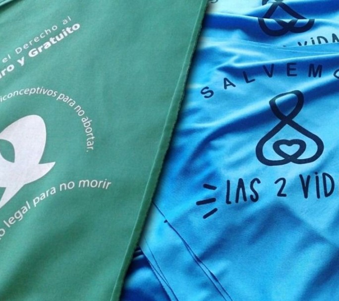 Con una vigilia de "verdes" y "celestes", el Senado define hoy la legalización del aborto